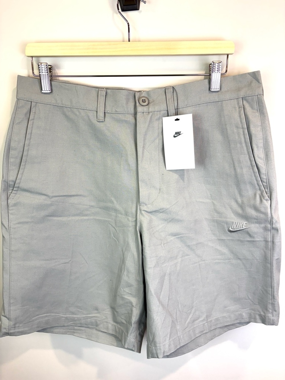 NWT Nike Men’s Light Gray Flat-Front Shorts size 32